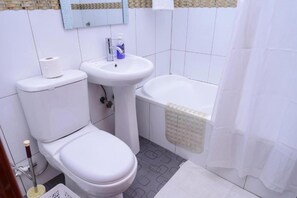 Douche, douche à « effet pluie », articles de toilette gratuits
