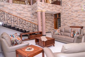Executive lounge - Fort Heights Home (Fort Portal)