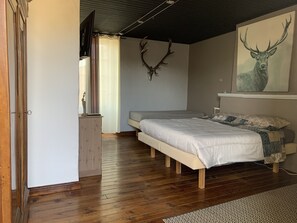 8 bedrooms, in-room safe, free WiFi, bed sheets - GROUP GITE Le Domaine de MaumontIn the heart of the Parc Naturel Périgord Limousin (MILHAC DE NONTRON)