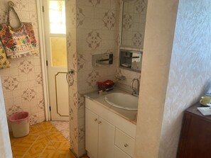 Shower, towels, toilet paper - Beautiful Villa La Concepcion (Cuernavaca)