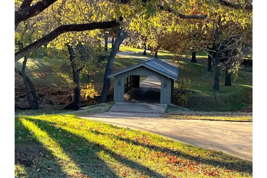 Resort living in Edmond with pool & tennis court!