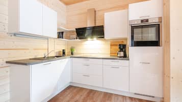 Comfort-huoneisto | Yksityinen keittiö | Täysikokoinen jääkaappi, uuni, liesi, astianpesukone