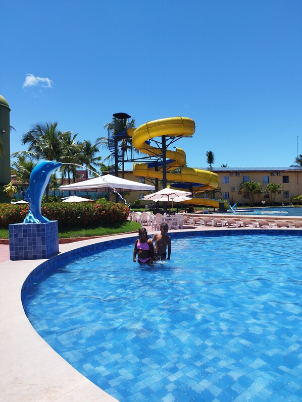 3 piscinas externas, barracas de cortesia, guarda-sóis