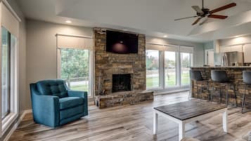 Smart TV, fireplace