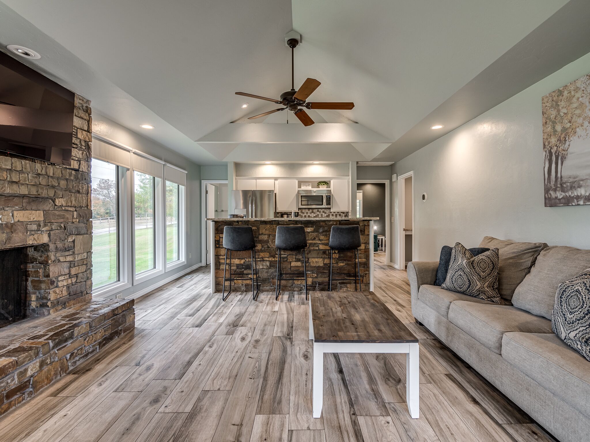 Private Cabin on acreage with pool & tennis court!