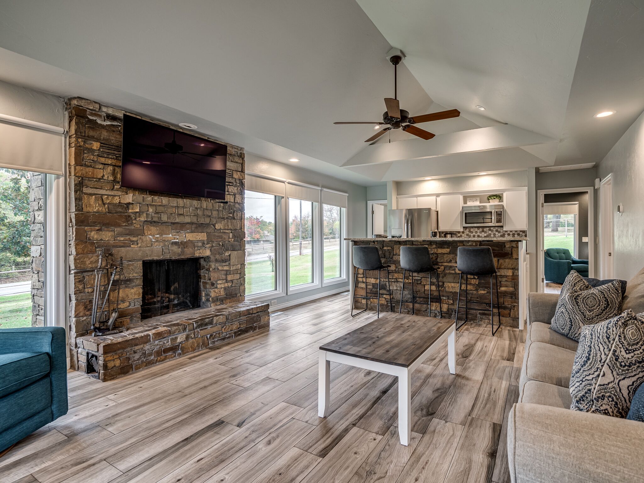 Smart TV, fireplace