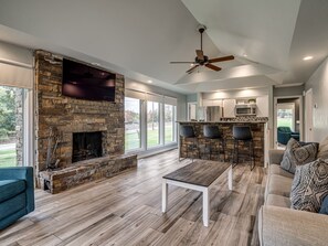 Smart TV, fireplace - Private Cabin on acreage with pool & tennis court! (Edmond)