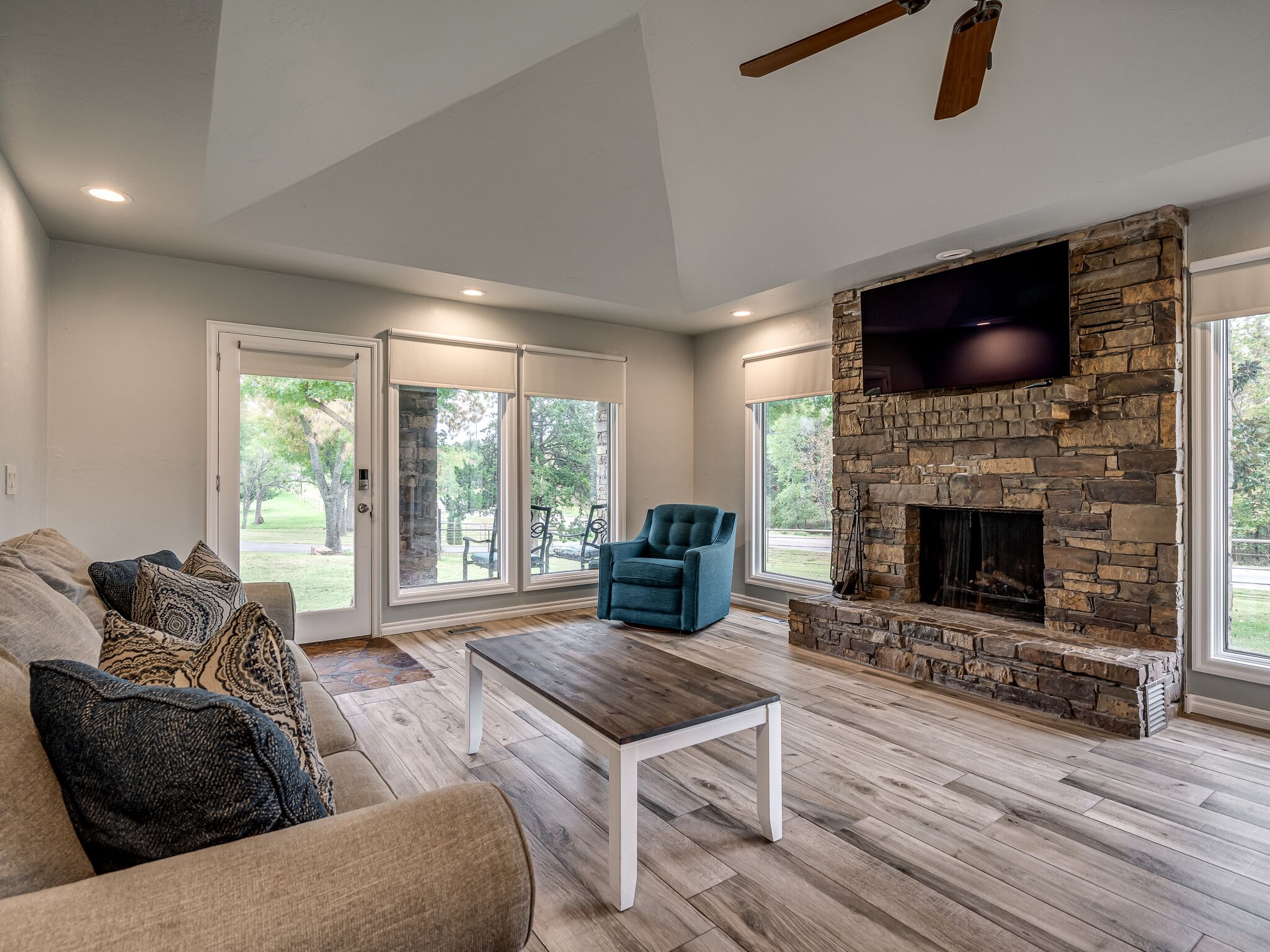 Private Cabin on acreage with pool & tennis court!