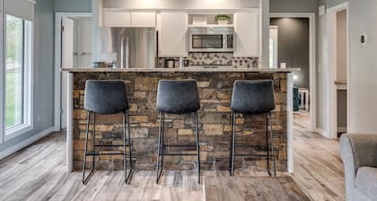 Private Cabin on acreage with pool & tennis court!