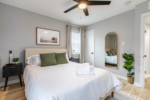 2 bedrooms, hypo-allergenic bedding, memory-foam beds, blackout curtains - Cute, Chic & Updated Melvindale Cottage! (Melvindale)