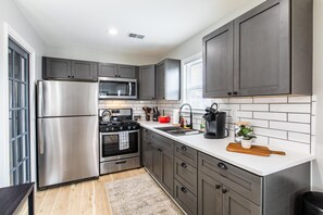 Fridge, microwave, oven, stovetop - Cute, Chic & Updated Melvindale Cottage! (Melvindale)