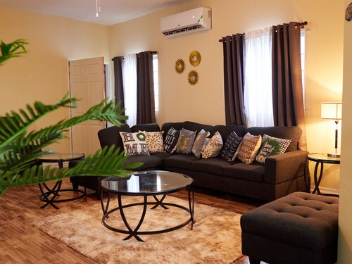 Entire Cozy Luxury Meadows With Free Wifi,Parking&Hottub