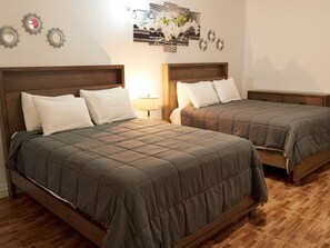 6 bedrooms, desk, iron/ironing board, free WiFi - Entire Cozy Luxury Meadows With Free Wifi,Parking&Hottub (Montego Bay)