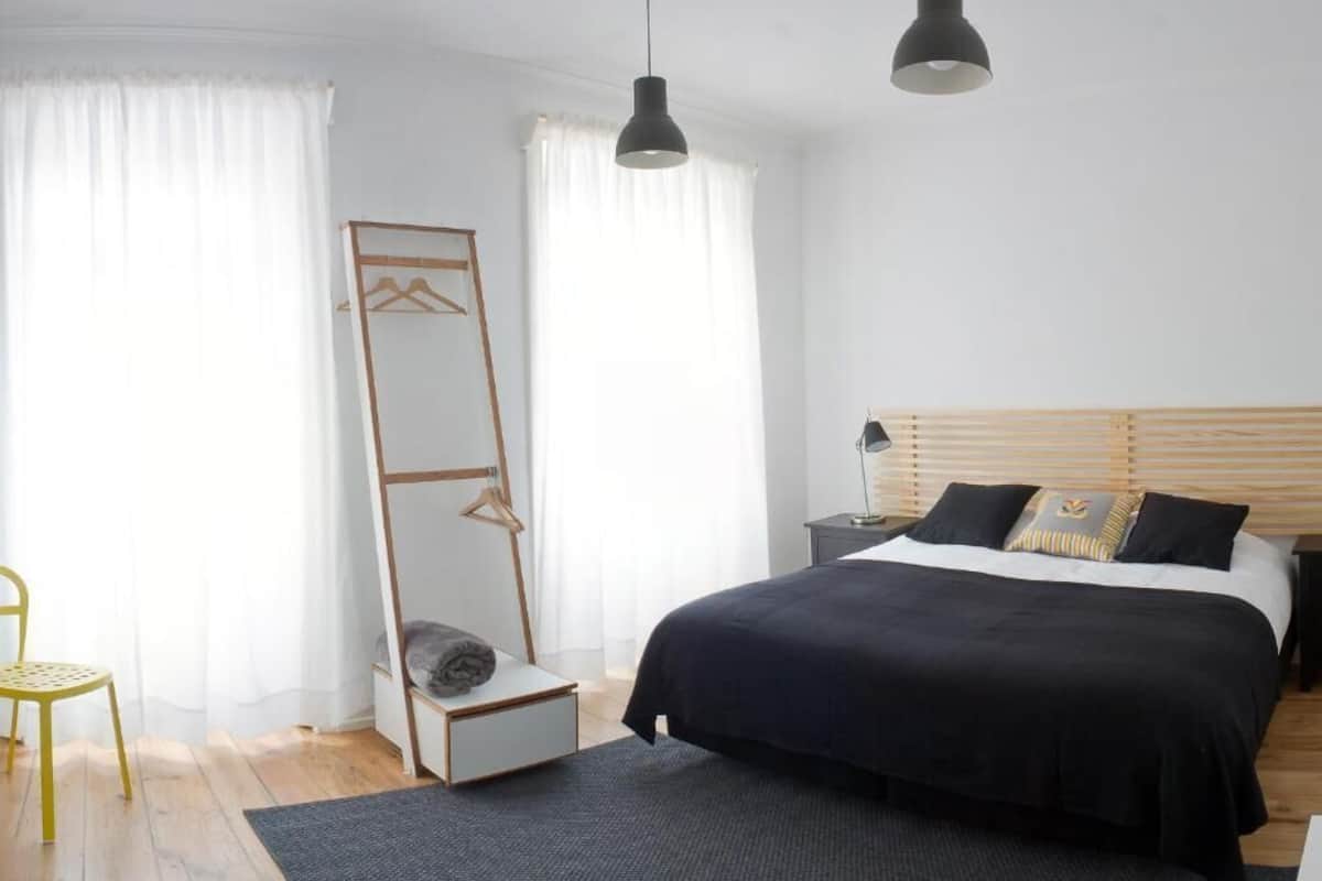 Habitación superior con 1 cama matrimonial o 2 individuales, baño privado | Decoración personalizada, cortinas blackout, wifi gratis y ropa de cama
