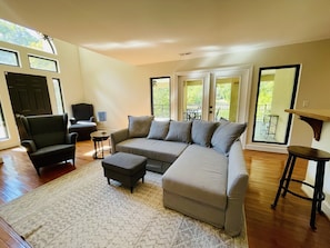 Smart TV, fireplace - Perfect Winter Lake Getaway Villa on Lake Wylie - Family Friendly + Lovers Dream (Lake Wylie)
