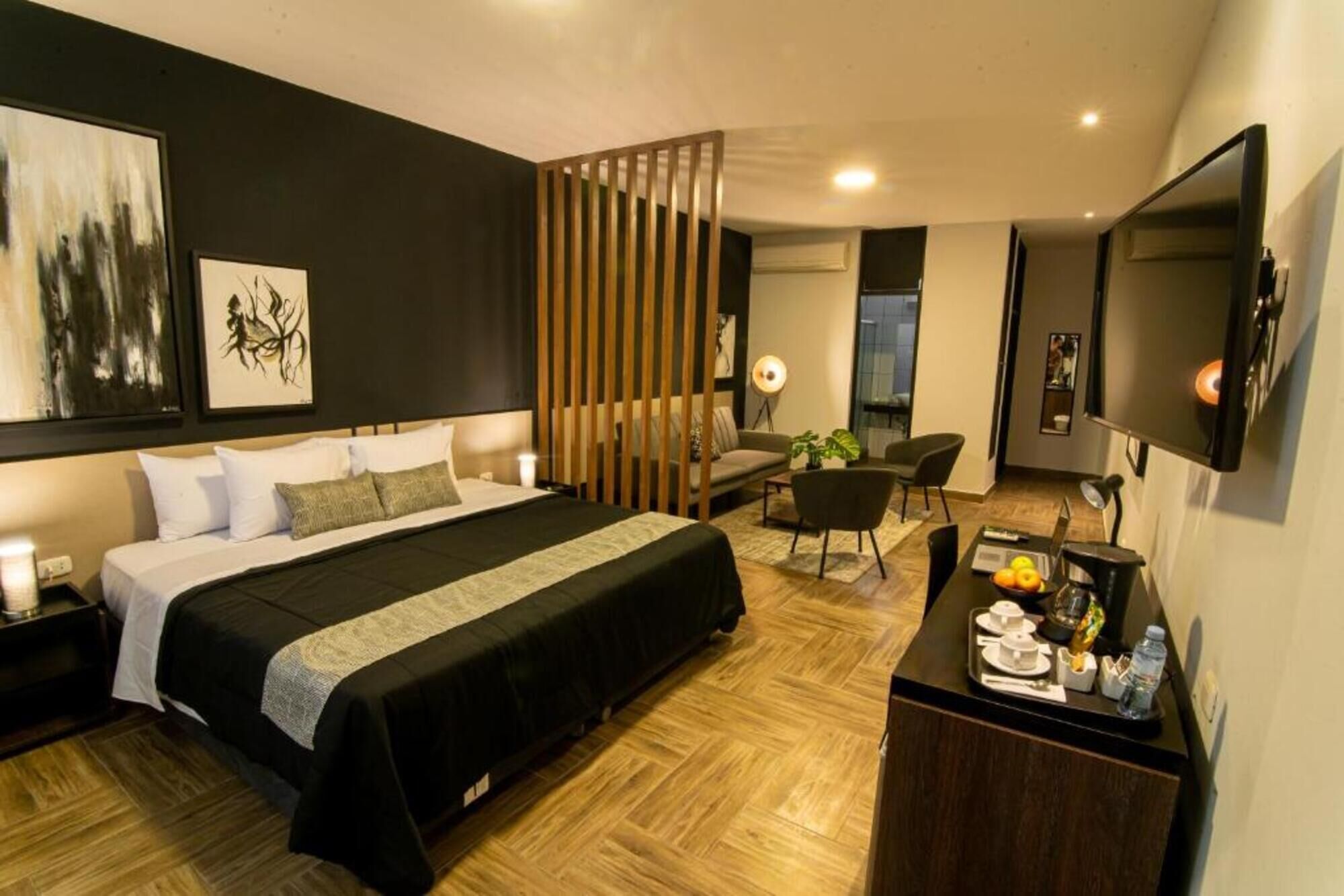 Deluxe Suite, City View