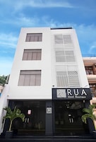 Un moderno edificio de hotel con un letrero que dice "RUA Hotel Boutique".