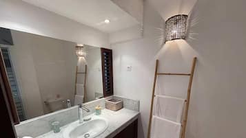 Kamar Double Premium | Kamar mandi | Bathtub dan shower terpisah dan handuk