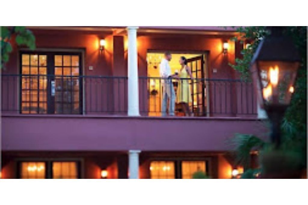 Great location in the middle of Charleston.  Connected to High Cotton Restaurant