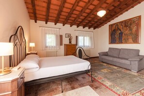 9 quartos, escrivaninha, berço de viagem, Wi-Fi de cortesia