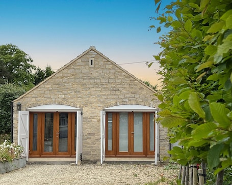 Exterior detail. Whitley Old Garage, Whole Snug Luxury Cottage - Nr Lacock, Bath, Cotswolds