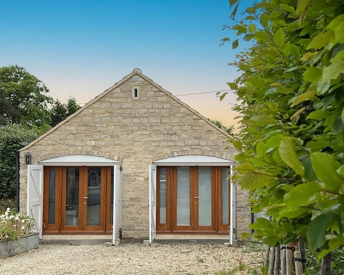 Whitley Old Garage, Whole Snug Luxury Cottage - Nr Lacock, Bath, Cotswolds