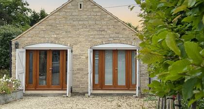 Whitley Old Garage, Whole Snug Luxury Cottage - Nr Lacock, Bath, Cotswolds