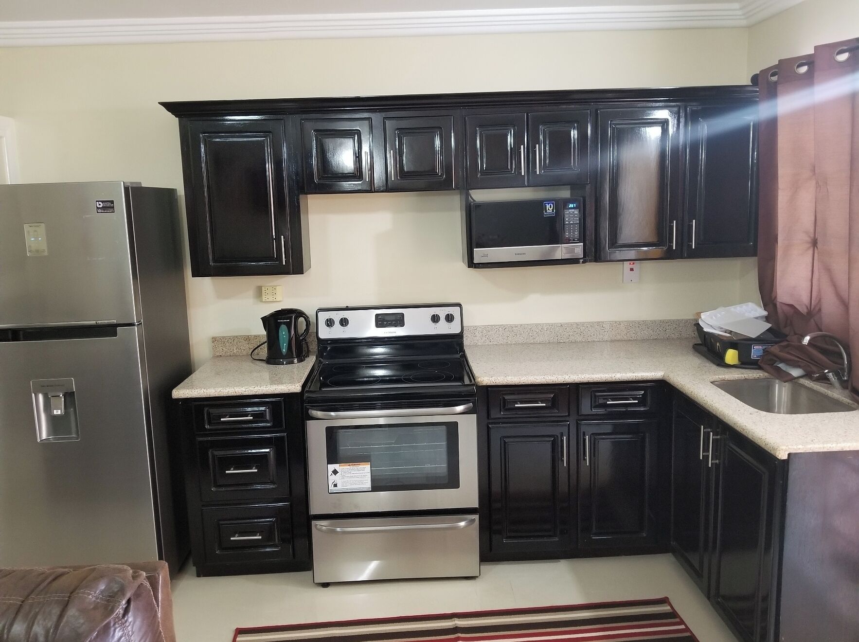 Réfrigérateur, micro-ondes, four, plaque de cuisson