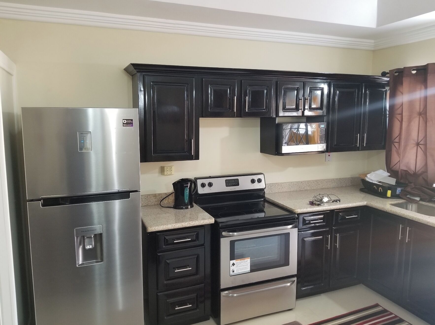 Refrigerador, microondas, horno y parrilla de estufa 