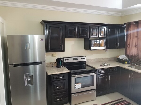 Réfrigérateur, micro-ondes, four, plaque de cuisson