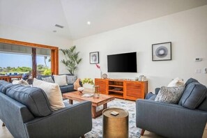 Fernseher, Kamin, Netflix, Tischfußball