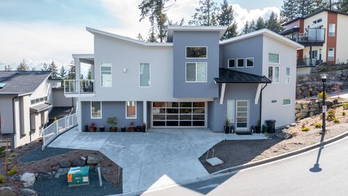 Modern 1-bedroom self contained suite w/ Full Kitchen and Air Conditioning