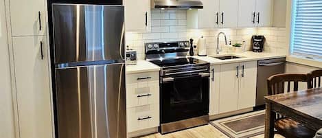 Réfrigérateur, four à micro-ondes, un four, surface de cuisson