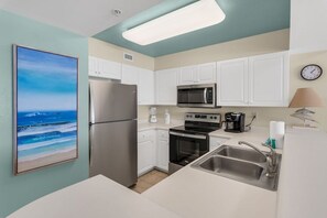 Kjøleskap, mikrobølgeovn, ovn og kokeplater