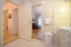 Shower, hair dryer, bidet, towels