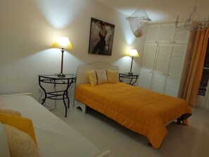 1 bedroom, in-room safe, desk, iron/ironing board