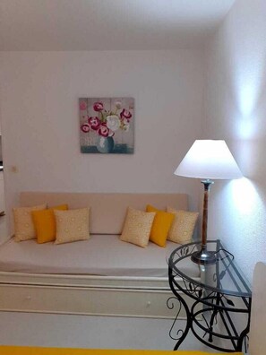 1 habitación, caja de seguridad en la habitación y escritorio 