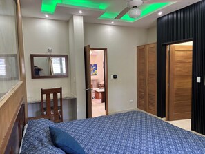 1 Schlafzimmer, Pillowtop-Betten, Zimmersafe, Schreibtisch