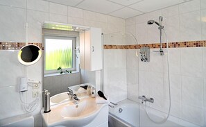 Towels, toilet paper - Waldhotel Rheinbach (Rheinbach)