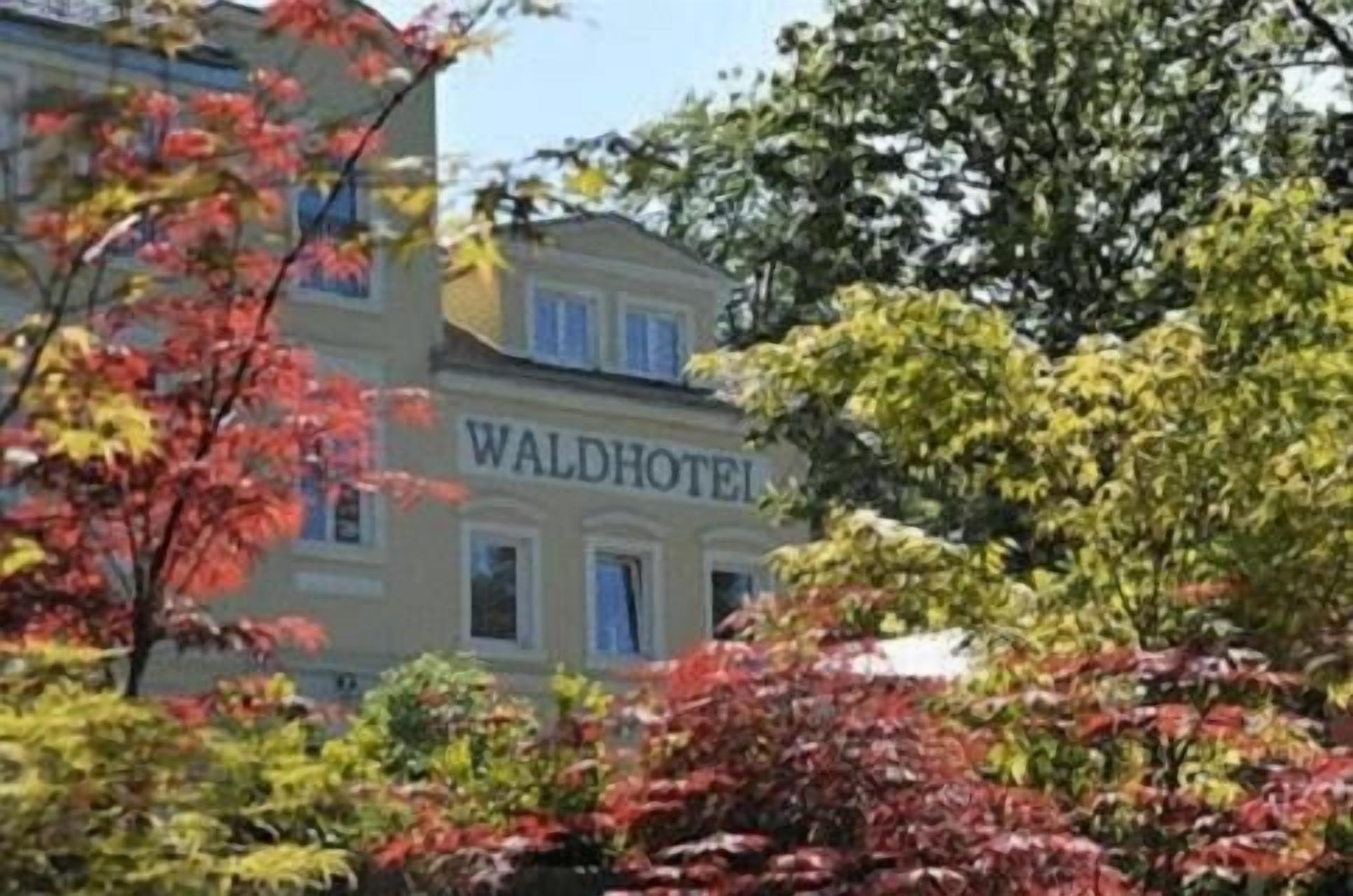 Un bâtiment portant l’enseigne « WALDHOTEL », ce qui indique qu’il s’agit d’un hôtel.