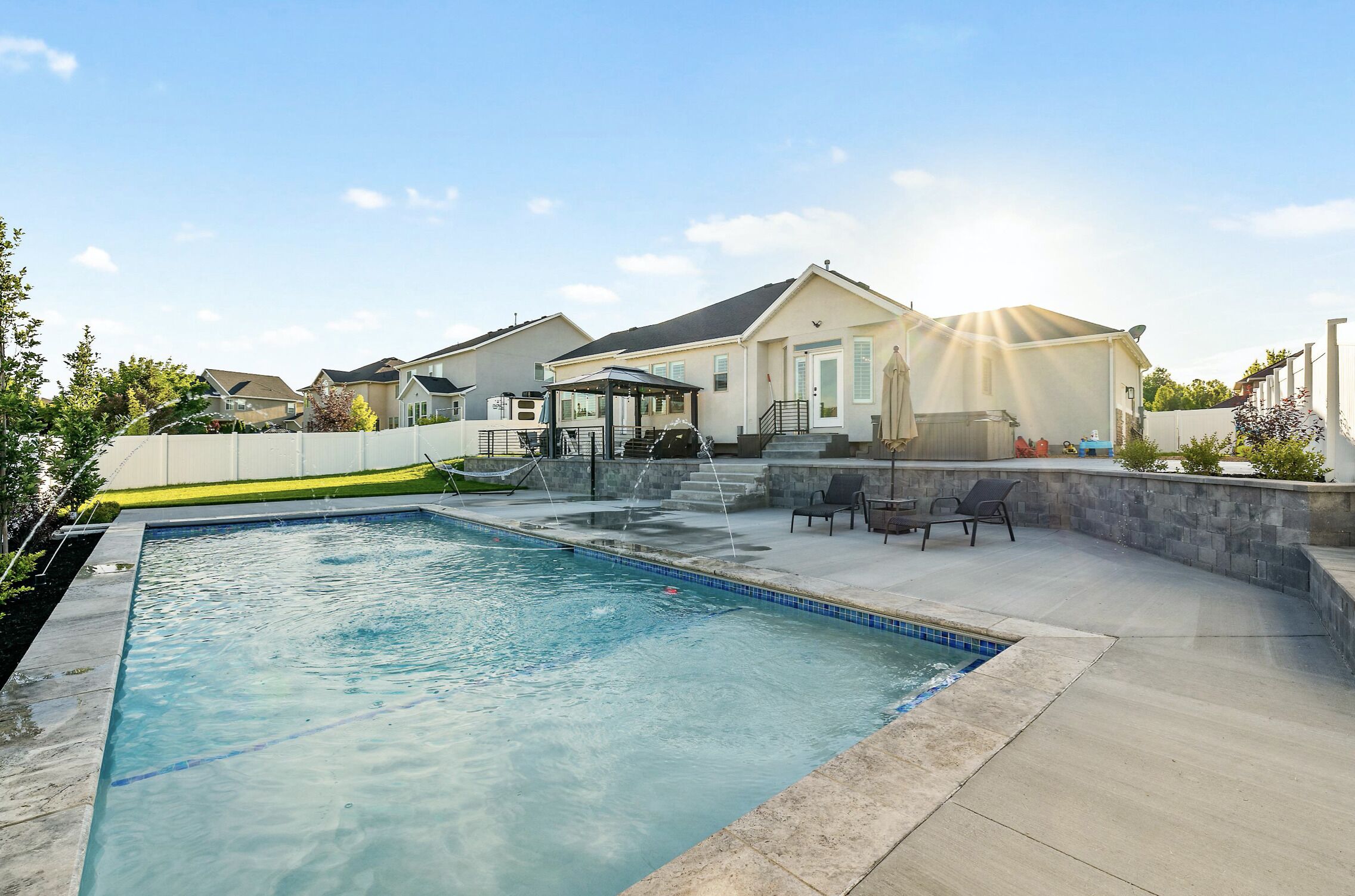 Luxury home w/heated swimming pool 15 min from mountains.