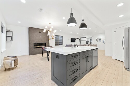 Luxury home with heated swimming pool 15 min from mountains.