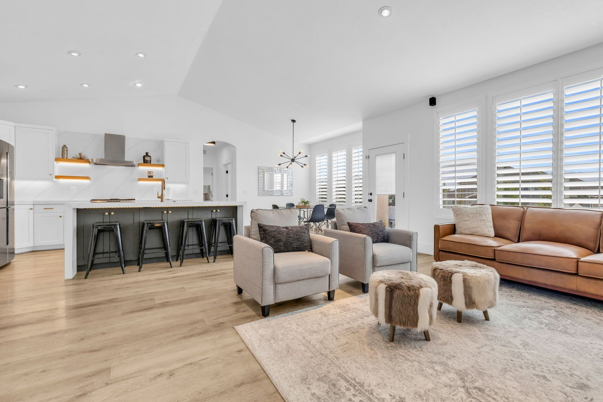 Smart-TV, Kamin, DVD-Player, Bücher