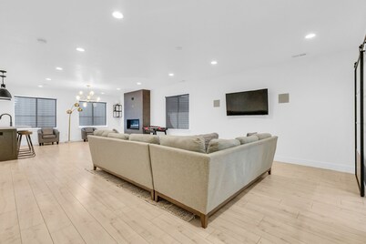 Luxury home w/heated swimming pool 15 min from mountains.