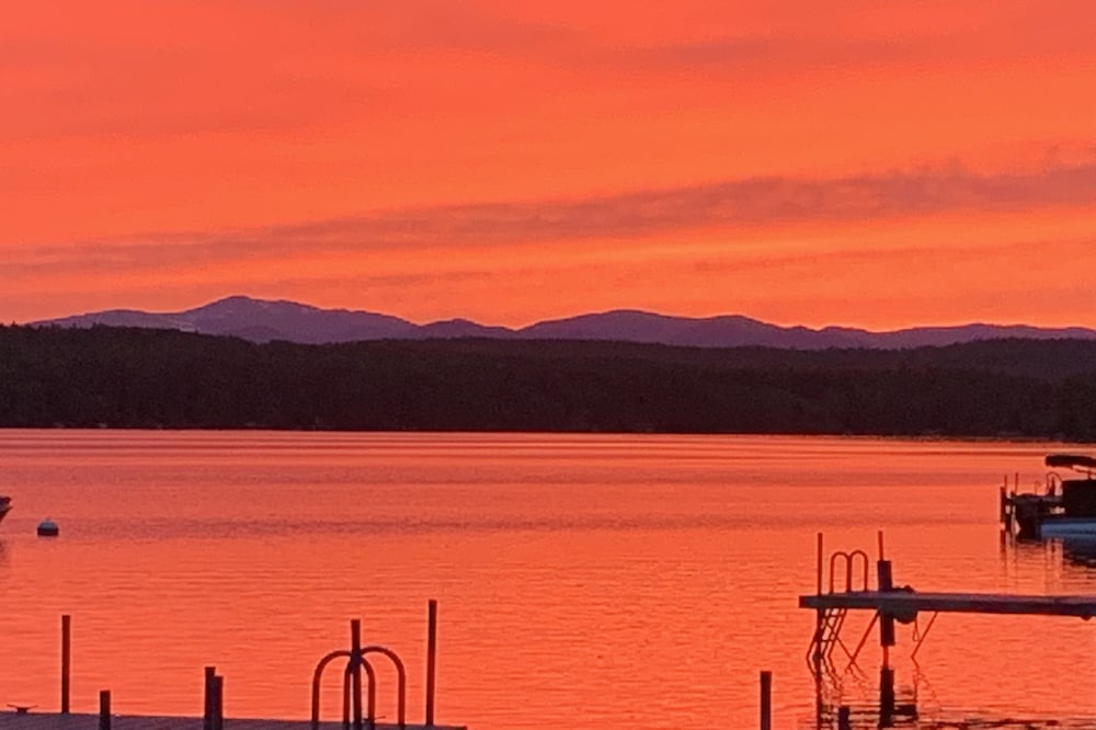 Cozy Cottage near Shawnee Peak on Highland Lake close to downtown BRIDGTON!!