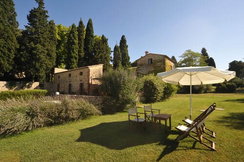 Fattoria Lornano Winery - Villa Trebbiano