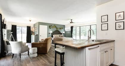 Everwood Cottage ^ Trees, Birds, and Quiet! Military Friendly