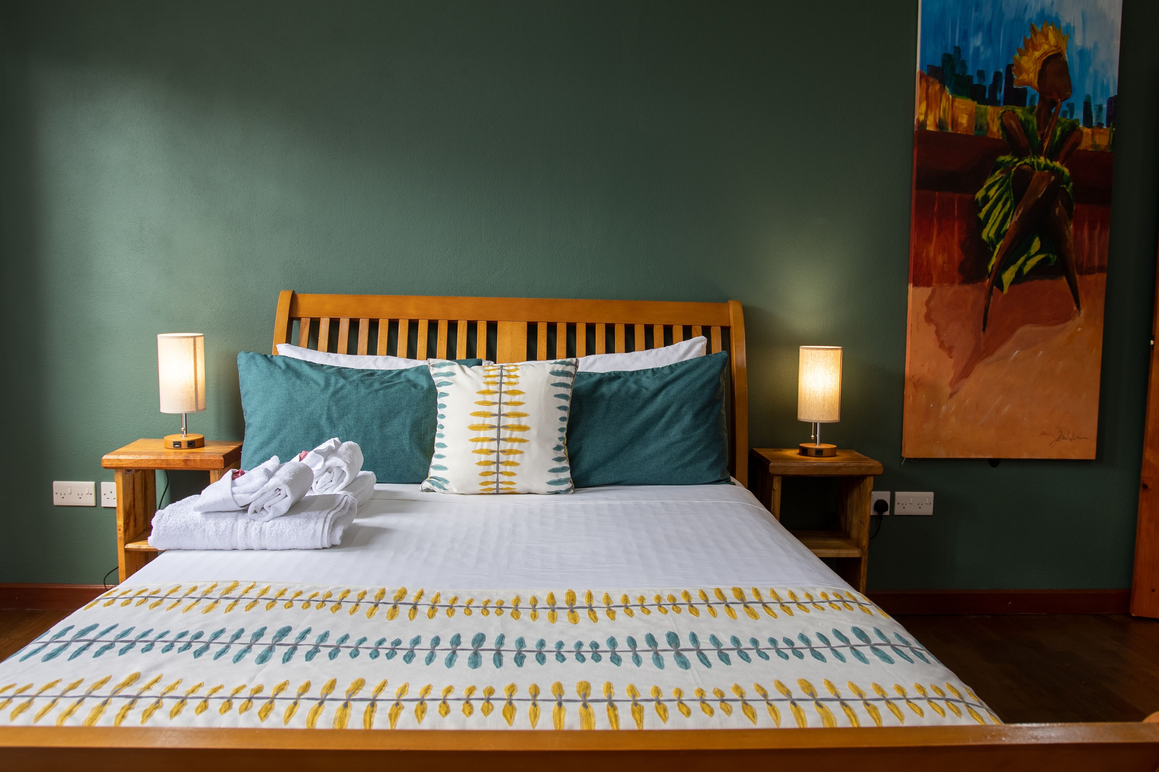 3 slaapkamers, een bureau, een strijkplank/strijkijzer, reisbedje