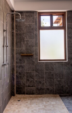 Chuveiro, secador de cabelo, toalhas de banho, sabonete