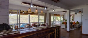 Interior - Spacious hideaway with ocean views and fine eatery (00000)